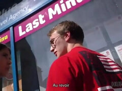 Hunt4k. beauty donne à l'homme sa bouche et sa chatte pour des vacances d'été