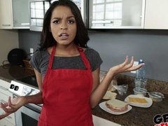 Noire, Sucer une bite, Brunette brune, En levrette, Interracial, Cuisine, Fille latino, Dénudage
