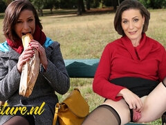Sucer une bite, Brunette brune, Français, Mature, Maman, Public, Jarretelles, Nénés
