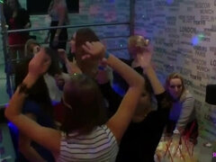 Leie, Tussi, Schwarz, Blasen, Spermaladung, Natürlichen titten, Orgie, Party