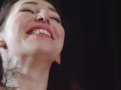 Brunette brune, Tir de sperme, Embrassement, Léchez, Lingerie, Chatte, Tatouage