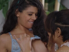 Gros cul, Doigter, Petite amie, Lesbienne, Léchez, Lingerie, Seins naturels, Rasée