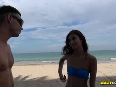 Playa, Bikini, Morena, Corridas, Lamidas, Dinero, Pequeña, Tetas