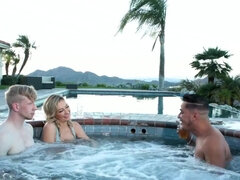 Grosser arsch, Kehlenfick, Schwanz, Schwul, Handjob, Muschi, Weibliche ejakulation, Flotter dreier