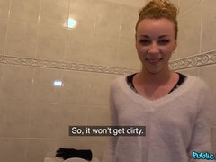 Leie, Arsch, Bad, Blondine, Französisch, Piercing, Öffentlich, Toilette