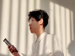 会社内でスーツな後輩くん　休憩室の中着衣のままav鑑賞してオナニー　同僚にバレだ時に早漏射精する