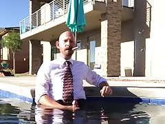 Wichsen und rauchen im Pool