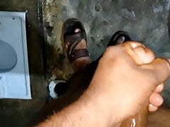 aj mom ki gand dekh kar masturbion kar li full desi.lan sy pani.nikala
