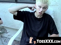 ToesXXX.com - Butt buddies' dirty feet worship in the kitchen