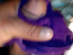Jugando con la ropa de mi hermana cumshot