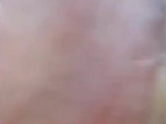 Senior lutscht einen jungen Latino