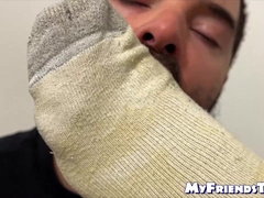 Lustful Thom sniffed and sucked the big bare feet of muscular Joey J