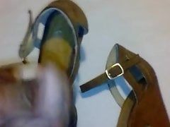 Me cojo los tacones cafe de Laura shoejob cumshot