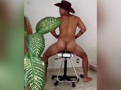 Vaquero quiere experimentar cómo se siente un pene adentro de él y se rompe el bootie