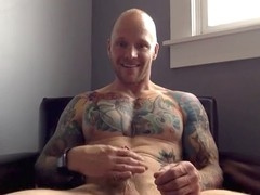 Muscular hunk pumps a massive pair of balls