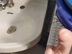 Polla por el culo en aseo y ducha. 1 de junio de 2021.