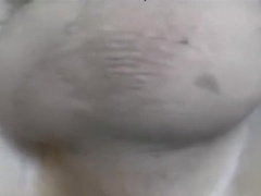 Le hace una paja al hijo de su amigo