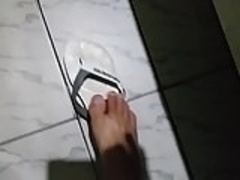Masturbacao e gozada nas Havaianas casual do meu vizinho