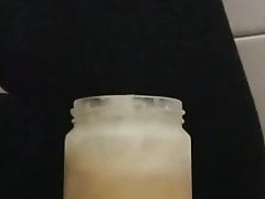 Glas voll Sperma nachgefuellt