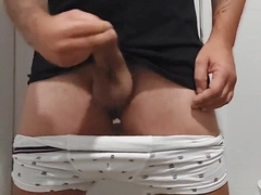 Me masturbo Cachondo en el baño mientras cenan