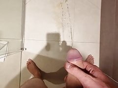 In Hoteldusche gepisst und anschliessend gewichst