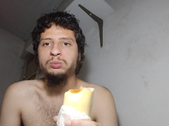 Dois cachorros quentes pra dentro e enchendo a barriga de comida , no final a minha barriga