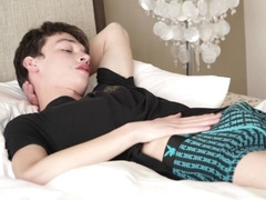 Alessandro Katz explores his hairy hole and looks horny