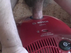 Julio Fickt Mit Staubsauger