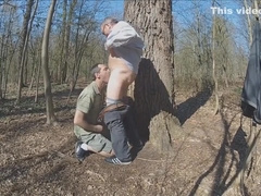 Abuelo poniendo el culote en el bosque