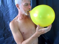 Balloon have fun with insane queer DILF Richard Lennox