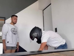 Comendo O Entregador Novinho