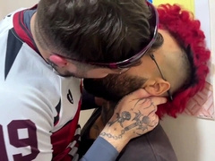 Alternative sweethearts plow before the bar (ACCOMPLISH ON CRIMSON)