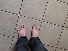 Morning pee desperation, before losing control in my jeans!