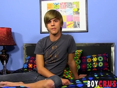 Hot twink milks his bone dry in bed