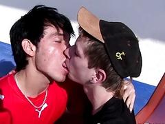 Being outdoors makes these gay babes horny