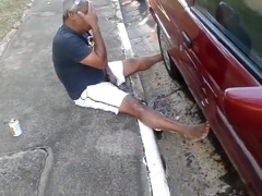 Pinguco mijando na calcada do bar 4