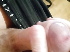 My girlfriend threw off a photo of her ass with a black dick inside, I already started to masturbate on her imagining my