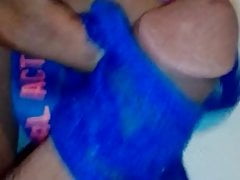 Una chaqueta jugando con la ropa interior