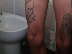 Una bella sega con tanto di sborrata sulla gamba