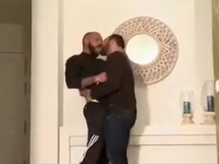 Novios barbudos y musculosos follando