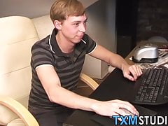 Pretty amateur teenager Timmy Slater masturbates solo