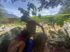 Me encuentro al chico en el bosque