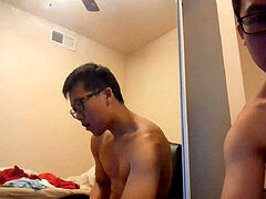 Anh trai đeo kính sọc lọ