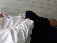 Chico en camisa se calienta y termina masturbandose