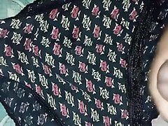 Bhabhi ke Panty pe muth mara. Gilla kr diya.