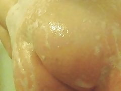 Bath boi bouncing ass
