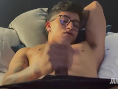 EGGHEAD FACE! This stud toying Xbox gets kinky and milks