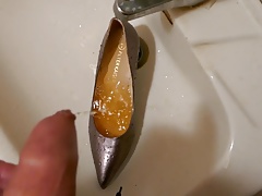 Piss in wifes grey classic pump