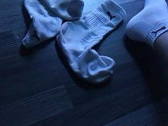Junge wichst auf seine Sportsocken