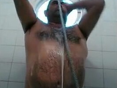Osito caliente con una gran polla se ducha y se pajea.